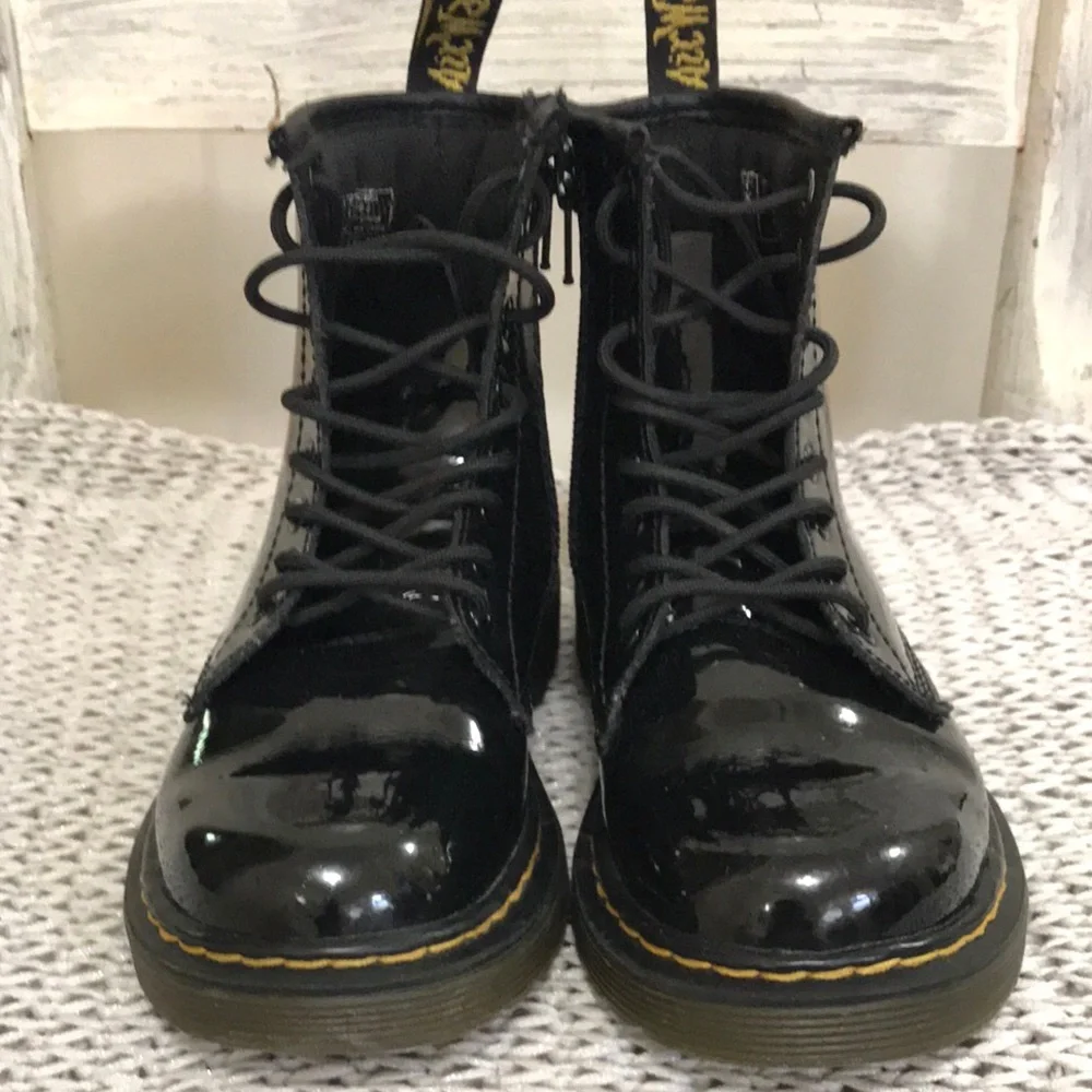 Doc Martens, the 1460 Junior Boots Black Patent
